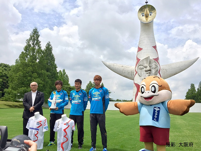 ガンバ大阪選手による太陽の塔工事進捗見学の模様