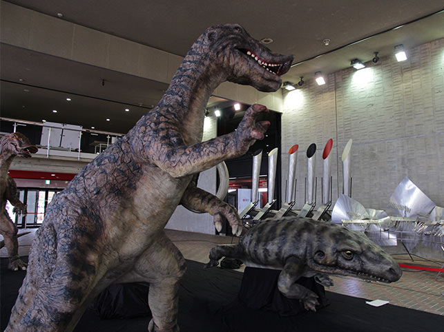 太陽の塔内にある「生命の樹」のマンモスなど大型生物模型を一部公開しました
